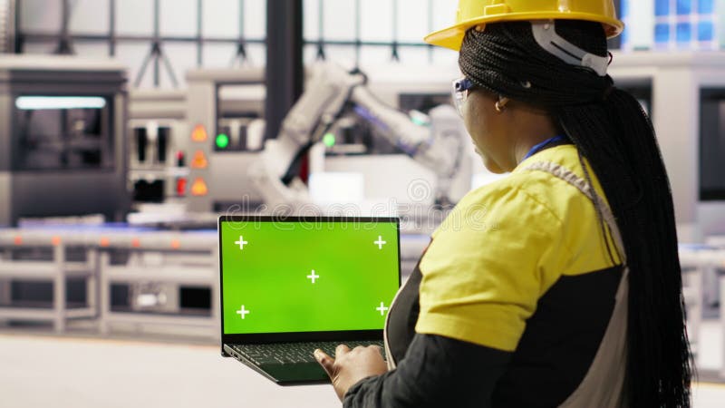 Spécialiste utilisant un ordinateur portable à écran vert pour effectuer l'inspection dans l'industrie 40 usine banque de vidéos