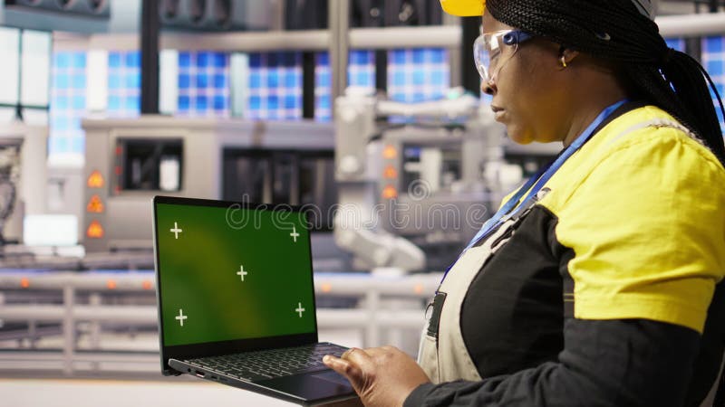 Spécialiste utilisant un ordinateur portable à écran vert pour effectuer l'inspection dans l'industrie 40 usine banque de vidéos