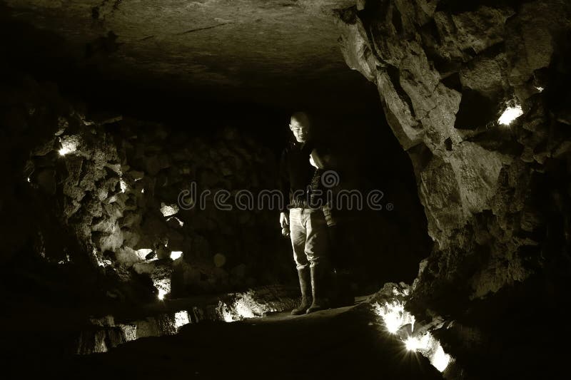 Spéléologues se tenant dans la chambre dans le mien abandonné en le WILTSHIRE, l'UKMan et le souterrain d'enfant dans une mine ab photo stock Spéléologues se tenant dans la chambre dans le mien abandonné en le WILTSHIRE, l'UKMan et le souterrain d'enfant dans une mine ab photo stock