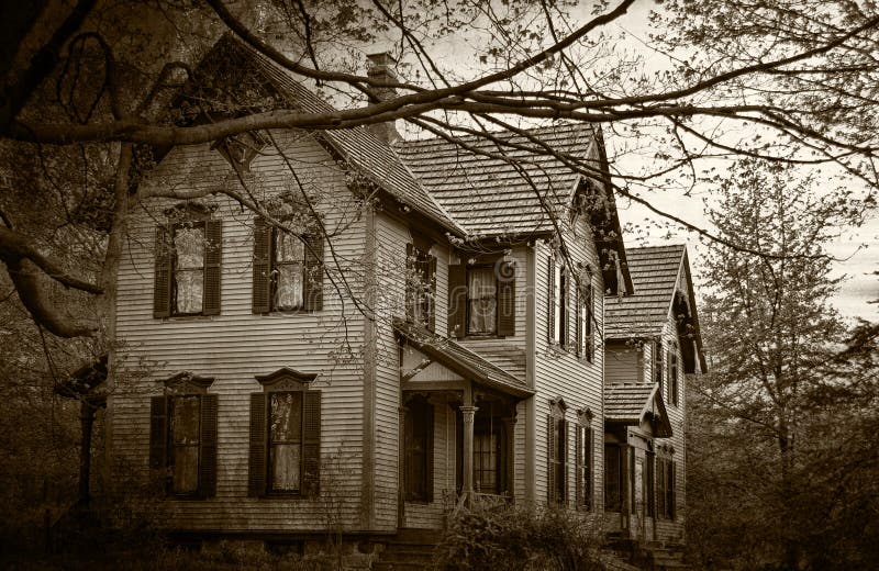 Spökat hus i mörk sepia