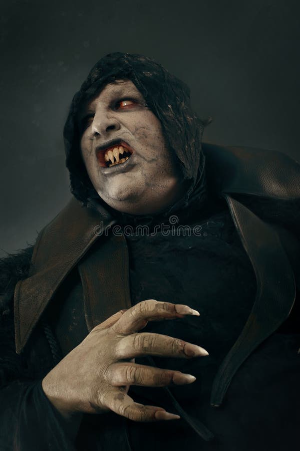 Spöklik jäkel spela vamp med stort läskigt spikar Helvete och fasa royaltyfri bild Spöklik jäkel spela vamp med stort läskigt spikar Helvete och fasa royaltyfri bild