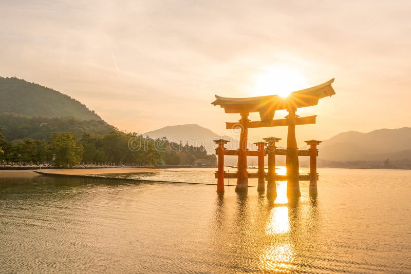 Spławowa brama Itsukushima świątynia przy zmierzchem zdjęcia royalty free Spławowa brama Itsukushima świątynia przy zmierzchem zdjęcia royalty free