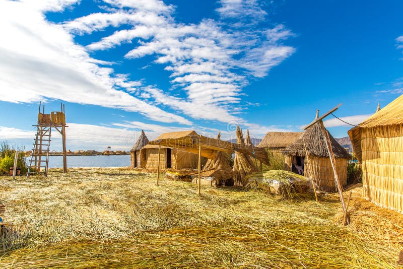 Spławowe wyspy na Jeziornym Titicaca Puno, Peru, Ameryka Południowa. Zwarty korzeń który zasadza Khili przetyka formularzową natur obrazy stock