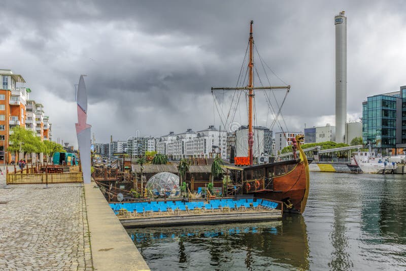 Spławowy tajlandzki restauracji THAIBOAT ih kształt rocznika Viking statek z swój sztuczną mini plażą na tratwie na Hammarby kana zdjęcia royalty free Spławowy tajlandzki restauracji THAIBOAT ih kształt rocznika Viking statek z swój sztuczną mini plażą na tratwie na Hammarby kana zdjęcia royalty free