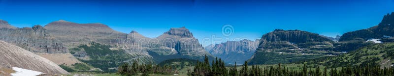 Spływ śniegu wzdłuż szlaku przejścia logan do ukrytego jeziora w lodowcowym parku narodowym montana. fotografia royalty free