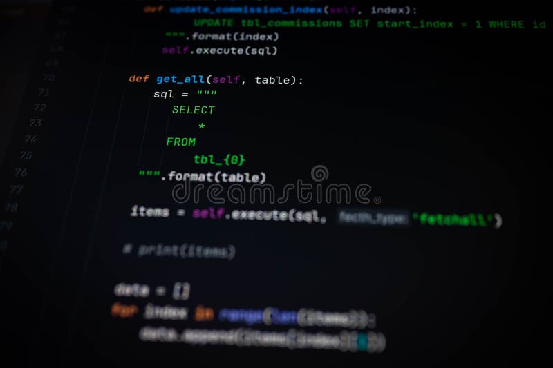 데이터베이스 테이블에서 데이터를 검색하기 위해 SQL SELECT 문을 동적으로 생성하는 Python 함수의 클로즈업. 백엔드 개발, 데이터 엔지니어링 및 코딩 교육 시각 자료에 적합합니다.
