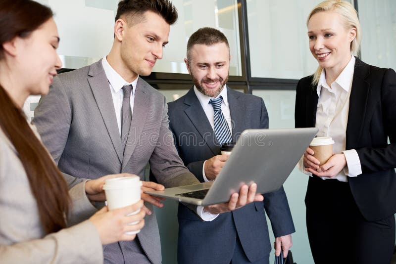 Squadra di affari che per mezzo del computer portatile immagine stock libera da diritti Squadra di affari che per mezzo del computer portatile immagine stock libera da diritti