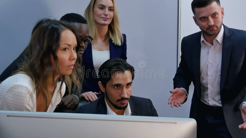 Squadra di professionisti felici che si presentano per fotografi sulla scrivania