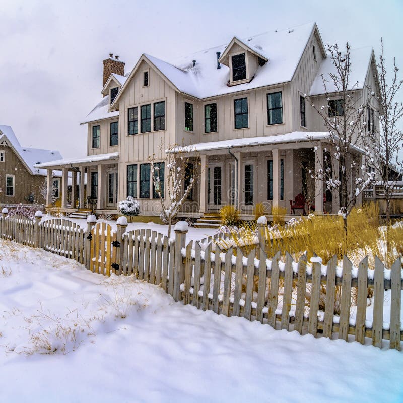 La piazza cittadina telaio linea da affascinante case nevoso metri dentro di legno recinzioni inverno.