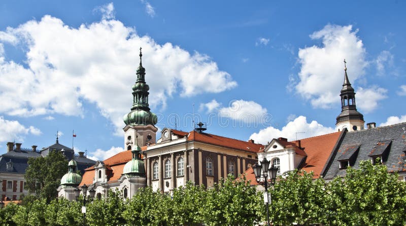 Námestie s palác, radnicu a kostol, európske malé mesto.