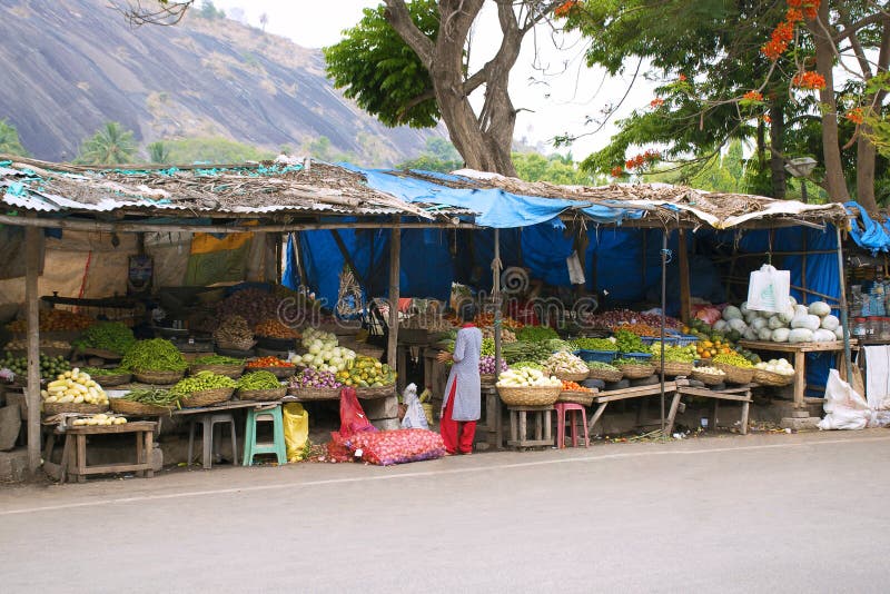 SRAVANABELGOLA, KARNATAKA im Mai 2016 Leute an der kleinen Gemüsefrucht kauft auf der Straße stockbilder SRAVANABELGOLA, KARNATAKA im Mai 2016 Leute an der kleinen Gemüsefrucht kauft auf der Straße stockbilder
