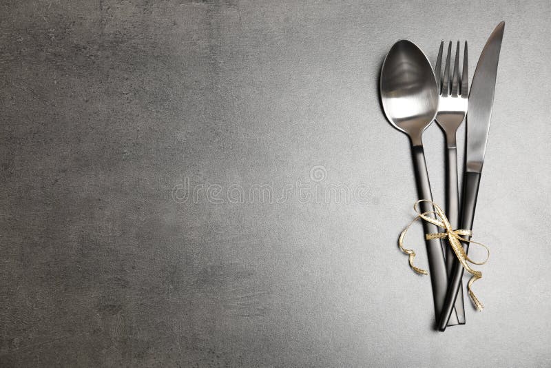 Srebny cutlery na szarym tle, odgórny widok zdjęcie stock Srebny cutlery na szarym tle, odgórny widok zdjęcie stock