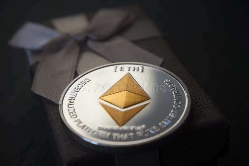 Srebny Ethereum monety lying on the beach na prezenta pudełku obrazy royalty free Srebny Ethereum monety lying on the beach na prezenta pudełku obrazy royalty free