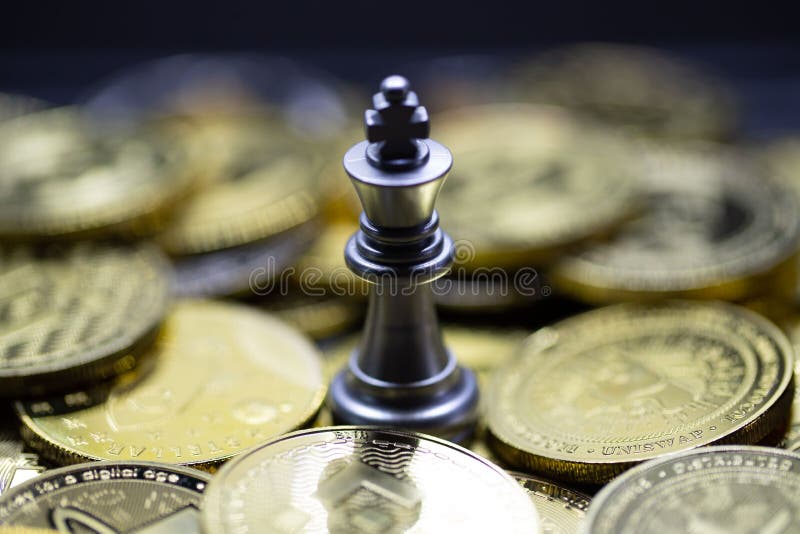 Srebrny król szachy na kryptowej monecie walutowej na czarnym tle. Srebrny król szachy na kryptowej walucie. jest to wygodna płatność na rynku gospodarczym nowoczesnym sposobem wymiany w przyszłości na finansowanie koncepcji handlu inwestycyjnego w tle szachowym