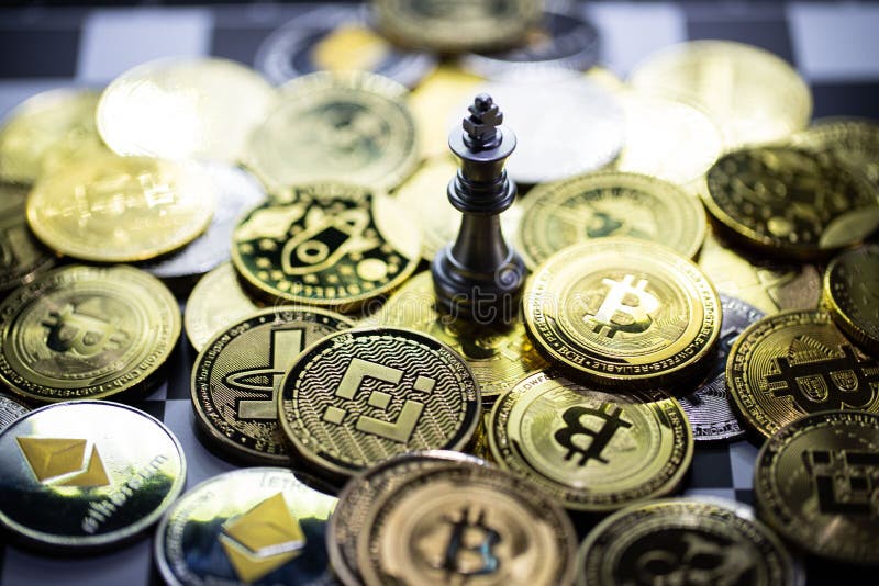 Srebrny król szachy na kryptowej walucie. jest dogodną płatnością na rynku gospodarczym nowoczesnym sposobem wymiany w przyszłości obrazy royalty free