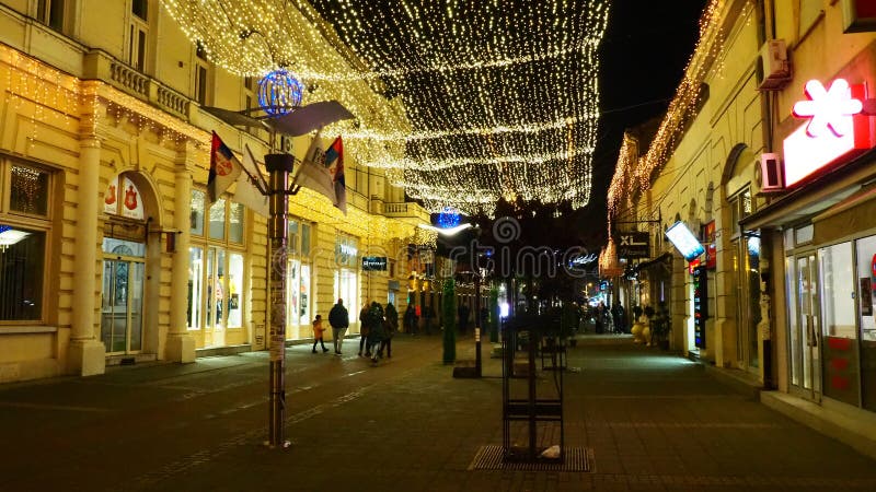 Sremska mitrovica serbia 6 januar 2022 giardiniere. decorazione festiva per le strade della città. ghirlande di bianco giallo immagine stock libera da diritti