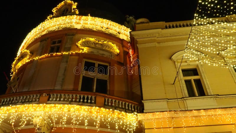Sremska mitrovica serbia 6 januar 2022 giardiniere. decorazione festiva per le strade della città. ghirlande di bianco giallo fotografia stock