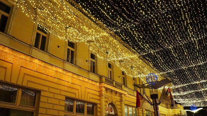 Sremska mitrovica serbia 6 januar 2022 giardiniere. decorazione festiva per le strade della città. ghirlande di bianco giallo fotografia stock libera da diritti