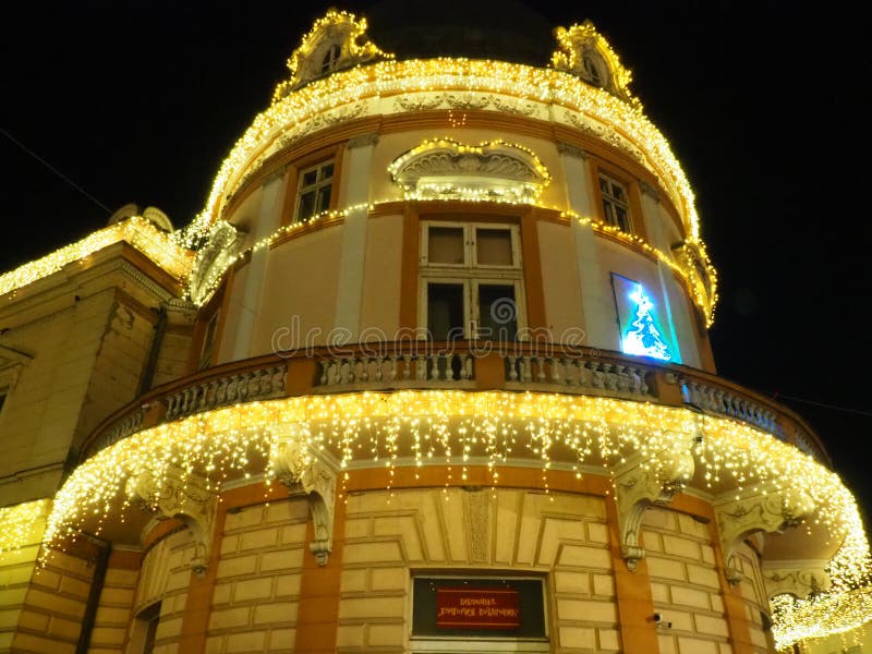Sremska mitrovica serbia 6 januar 2022 giardiniere. decorazione festiva per le strade della città. ghirlande di bianco giallo immagine stock