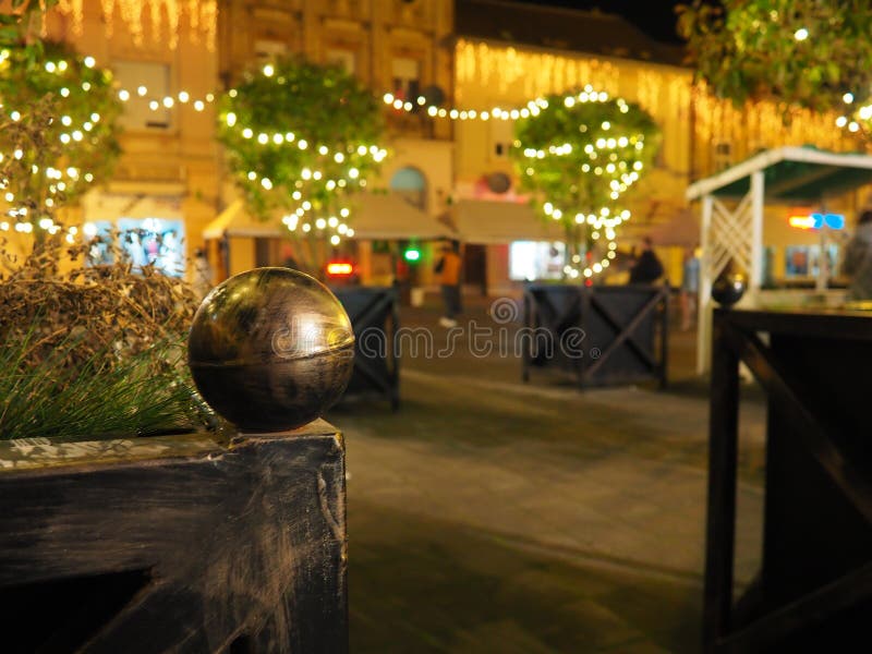 Sremska mitrovica serbia 6 januar 2022 giardiniere. decorazione festiva per le strade della città. ghirlande di bianco giallo immagine stock libera da diritti