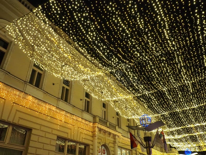 Sremska mitrovica serbia 6 januar 2022 giardiniere. decorazione festiva per le strade della città. ghirlande di bianco giallo immagini stock libere da diritti