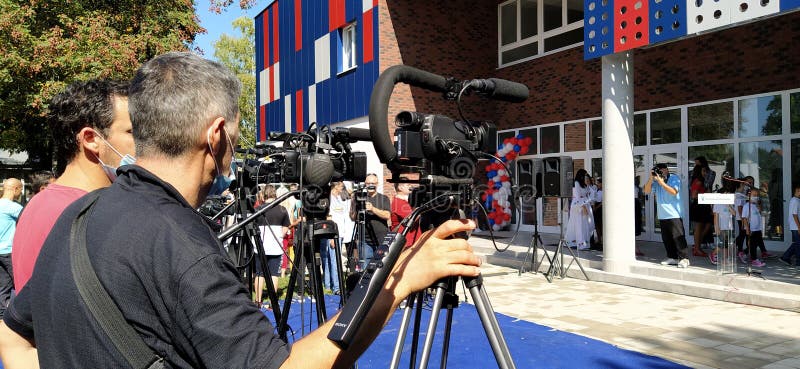 Sremska Mitrovica, Sérvia, 1 de setembro de 2020 Homem - repórter de TV com câmera Transmissão ao vivo a partir de 1º de setembro imagem de stock royalty free