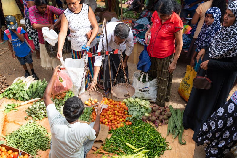 Sri lanka de febrero de 2020. los lugareños compran verduras en un mercado tradicional en weligama sri lanka. imagen editorial de foto de archivo libre de regalías