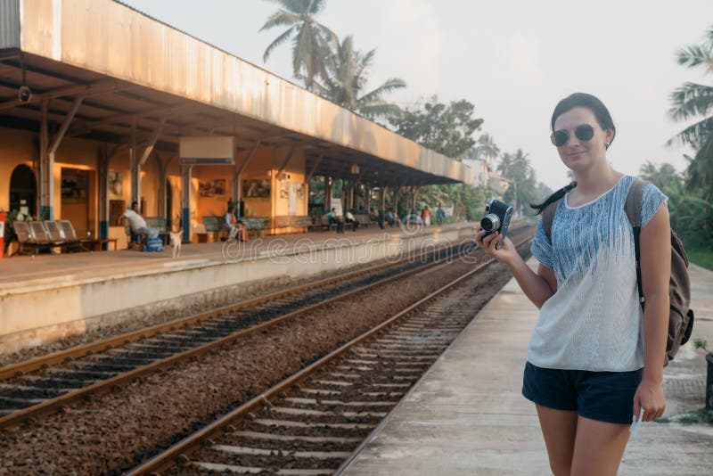 Sri Lanka Hikkaduwa Een meisje met een camera royalty-vrije stock foto Sri Lanka Hikkaduwa Een meisje met een camera royalty-vrije stock foto