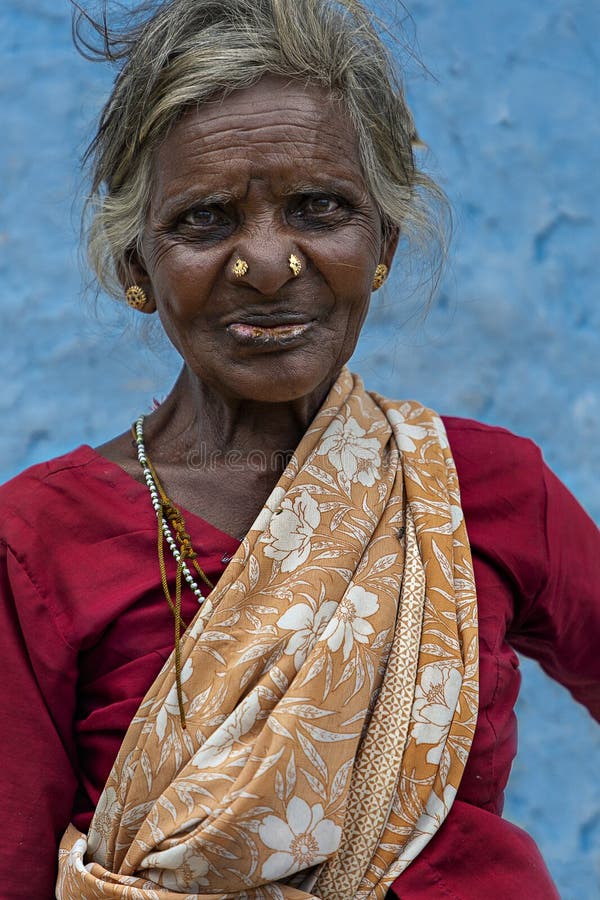 prins winnaar Teken een foto Sri Lankaanse Vrouw in Plaatselijke Kleding Redactionele Stock Foto - Image  of cultuur, hindoes: 174452553