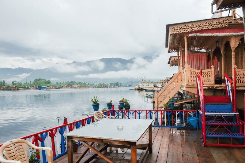Srinagar, Indien - 25. April 2017: Lebensstil im Dal See, Leute, die ‚im Hausboot ‚leben und kleines Boot ‚Shikara ‚für verwenden lizenzfreie stockfotografie Srinagar, Indien - 25. April 2017: Lebensstil im Dal See, Leute, die ‚im Hausboot ‚leben und kleines Boot ‚Shikara ‚für verwenden lizenzfreie stockfotografie