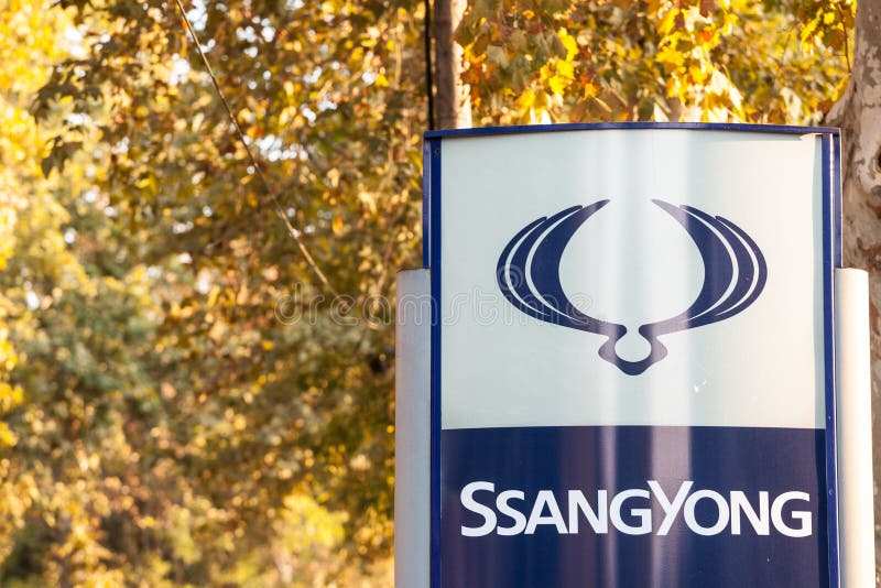 Ssangyong logo på deras huvudsakliga återförsäljarelager Belgrade Ssangyong är en sydkoreansk bil och en automatisk producent arkivfoto