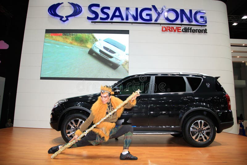 Ssangyong Rexton med apaguden, Sun Wukong, modellerar royaltyfri bild