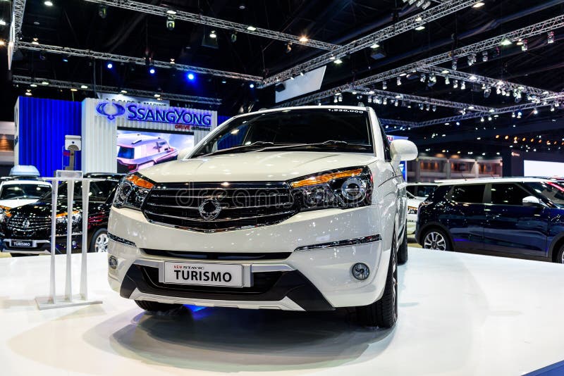 Ssangyong Turismo på skärm på den 37th Bangkok internationella motoriska showen royaltyfri fotografi