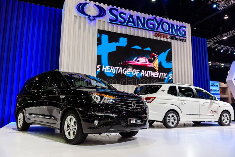 Ssangyong Turismo på skärm på den 37th Bangkok internationella motoriska showen fotografering för bildbyråer