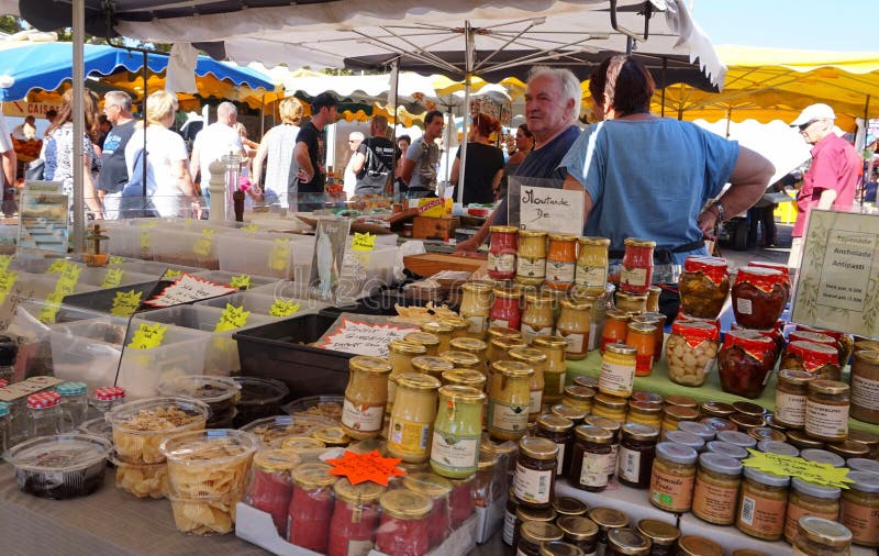 St AYGULF, VAR, PROVENCE, FRANCE, AUGUST 26 2016: Provencal market stall selling mustard, antipasti and other items to locals and royalty free stock image St AYGULF, VAR, PROVENCE, FRANCE, AUGUST 26 2016: Provencal market stall selling mustard, antipasti and other items to locals and royalty free stock image