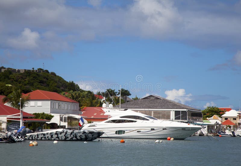 Luxusboote in Gustavia beherbergten an St. Barths, Franzosen Antillen lizenzfreie stockfotografie Luxusboote in Gustavia beherbergten an St. Barths, Franzosen Antillen lizenzfreie stockfotografie
