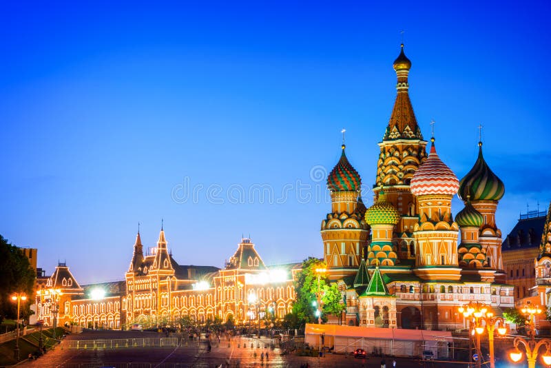St Basil& x27 ; cathédrale de s sur la place rouge la nuit, Moscou, Russie