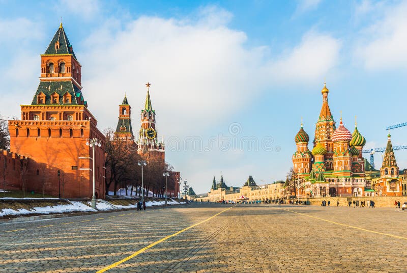 St-basilikas domkyrka och MoskvaKreml på den Vasilevsky nedstigningen royaltyfri bild St-basilikas domkyrka och MoskvaKreml på den Vasilevsky nedstigningen royaltyfri bild