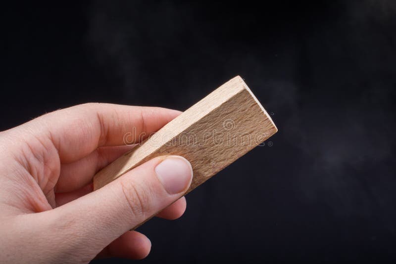 St?ckchen geschnittenes Holz in der Hand
