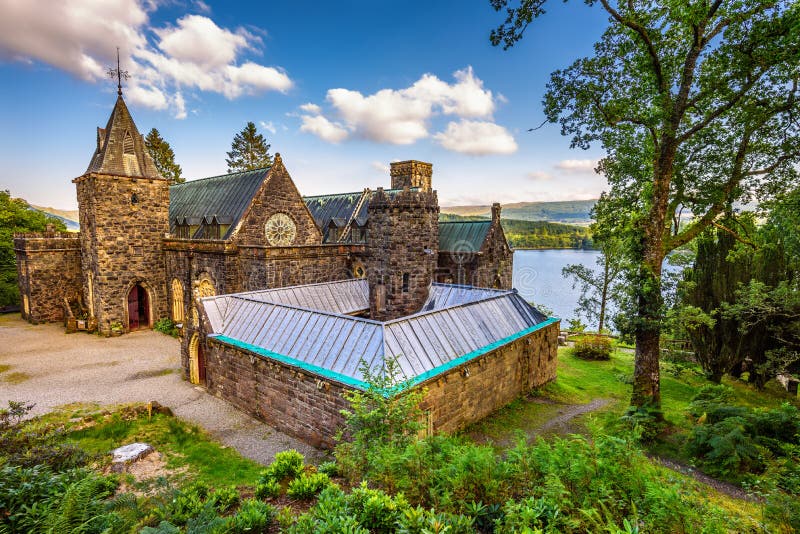 St Conans Kirk situado en los bancos del temor del lago, Escocia