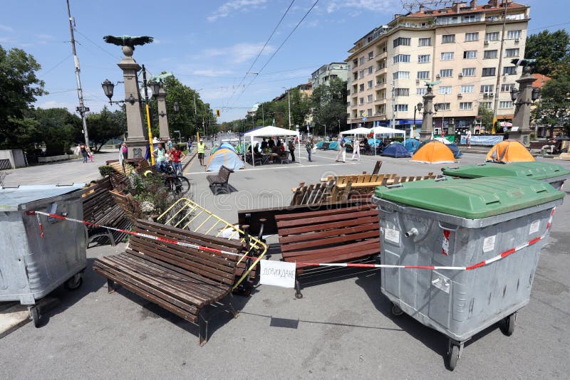 The 31st day of the protest against the government and the chief prosecutor set up barricades on Orlov most Eagle Bridge in