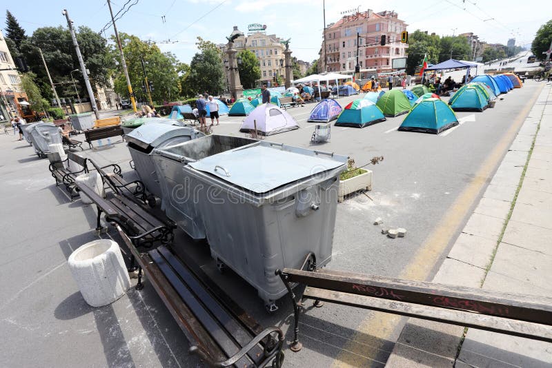 The 31st day of the protest against the government and the chief prosecutor set up barricades on Orlov most Eagle Bridge in