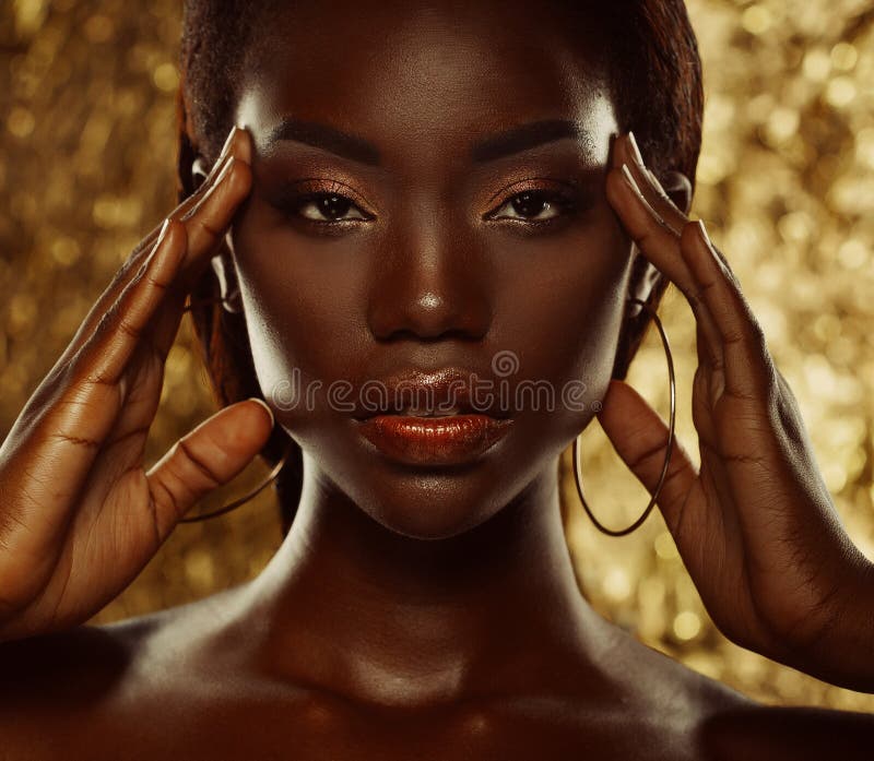 St?ende av den unga afrikanska modellen med en h?rlig makeup i studio royaltyfri foto St?ende av den unga afrikanska modellen med en h?rlig makeup i studio royaltyfri foto