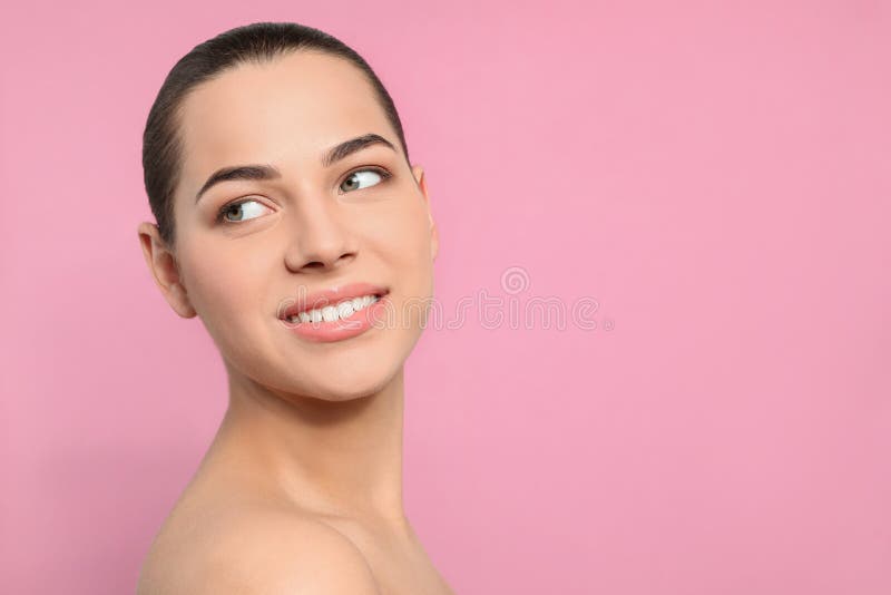 St?ende av den unga kvinnan med den h?rliga framsidan och naturlig makeup p? f?rgbakgrund arkivfoto St?ende av den unga kvinnan med den h?rliga framsidan och naturlig makeup p? f?rgbakgrund arkivfoto
