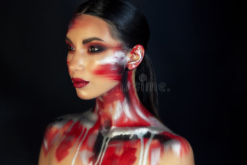 St?ende av en flicka av det europeiska asiatiska utseendet med makeup royaltyfri fotografi St?ende av en flicka av det europeiska asiatiska utseendet med makeup royaltyfri fotografi