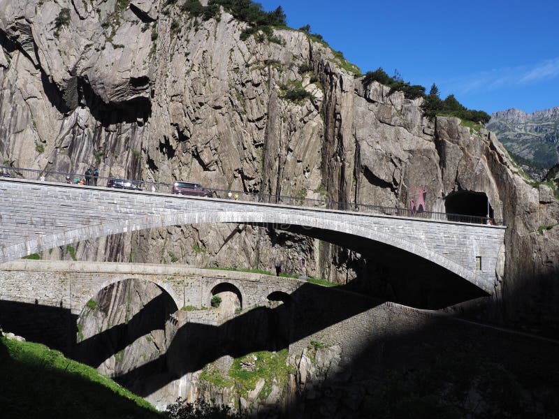 ST Gotthard και Teufelsbruecke, αλπικές οδικές γέφυρα και σήραγγα διαβόλων ` s πέρα από τον ποταμό Reuss κοντά στην πόλη Andermat στοκ εικόνες ST Gotthard και Teufelsbruecke, αλπικές οδικές γέφυρα και σήραγγα διαβόλων ` s πέρα από τον ποταμό Reuss κοντά στην πόλη Andermat στοκ εικόνες