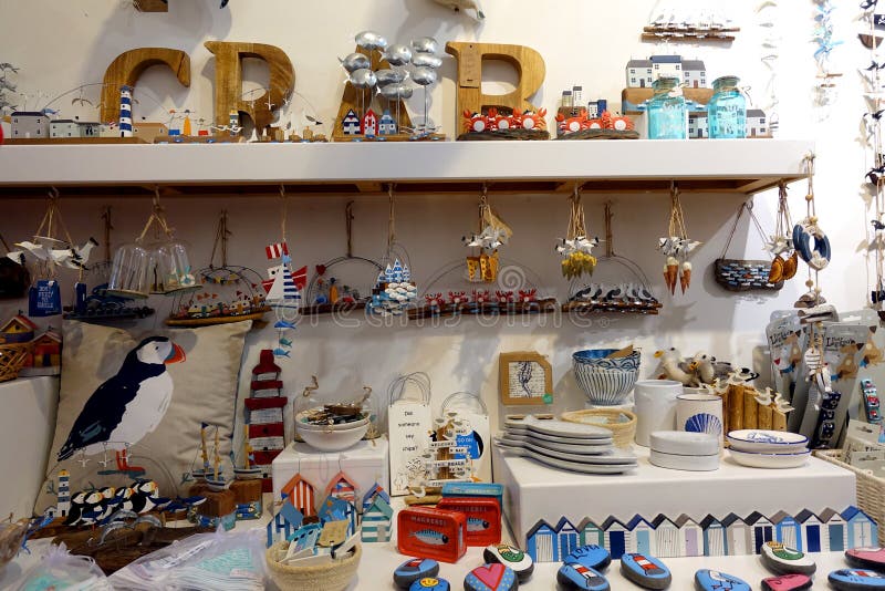 St Ives, Cornovaglia, Regno Unito - 13 aprile 2018: Selezione della spiaggia o degli articoli da regalo riferiti costa in un'espo fotografia stock libera da diritti St Ives, Cornovaglia, Regno Unito - 13 aprile 2018: Selezione della spiaggia o degli articoli da regalo riferiti costa in un'espo fotografia stock libera da diritti