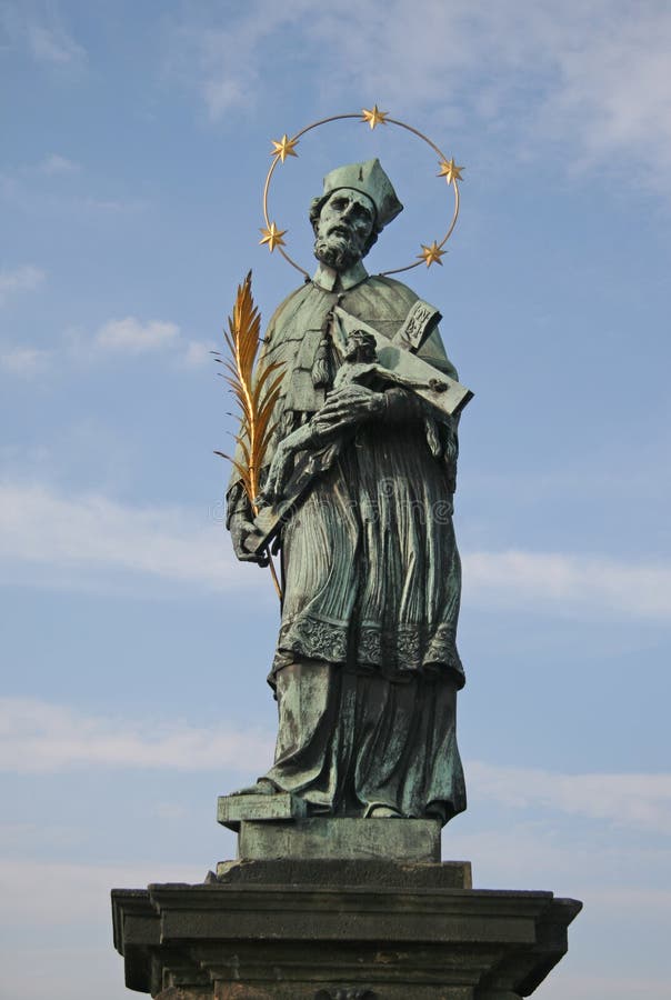 St John de statue de Nepomuk sur Prague Charles Bridge, République Tchèque images stock St John de statue de Nepomuk sur Prague Charles Bridge, République Tchèque images stock