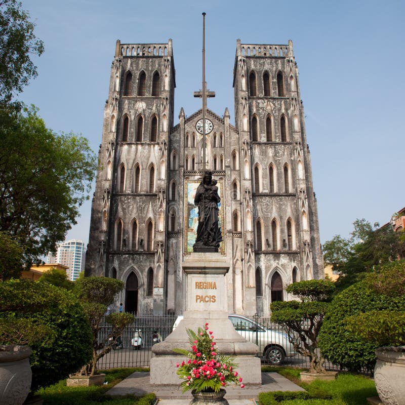 Estremamente vecchio e neo-gotico, la Cattedrale Cattolica trova a Hanoi, in Vietnam.