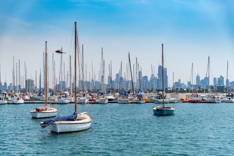 St Kilda Beach è una spiaggia situata a St Kilda, a Port Phillip, 6 km a sud del centro cittadino di Melbourne. E' di Melbourne. Melbourne, Victoria / Australia - L'11/01/2019 St Kilda Beach è una spiaggia situata a St Kilda, Port Phillip, 6 km a sud dal centro cittadino di Melbourne. È la spiaggia più famosa di Melbourne.